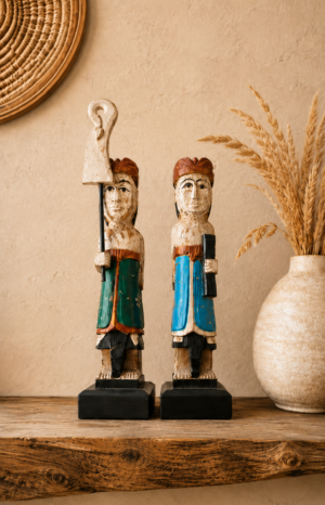Personnages de procession balinaise en bois peints sur étagère dans une ambiance bohème naturelle
