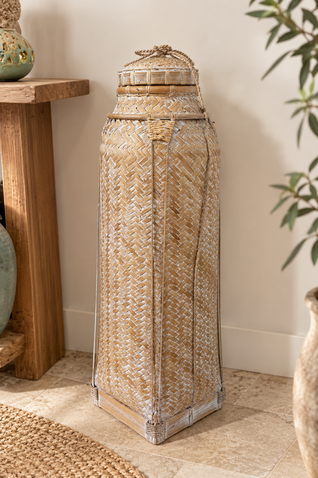 Panier haut en rotin blanchi avec tressage chevron dans un décor beige chaleureux