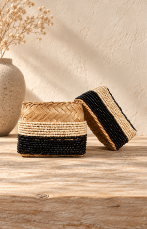Boîte en bambou tressé ouverte avec couvercle décoré de perles noires et beiges