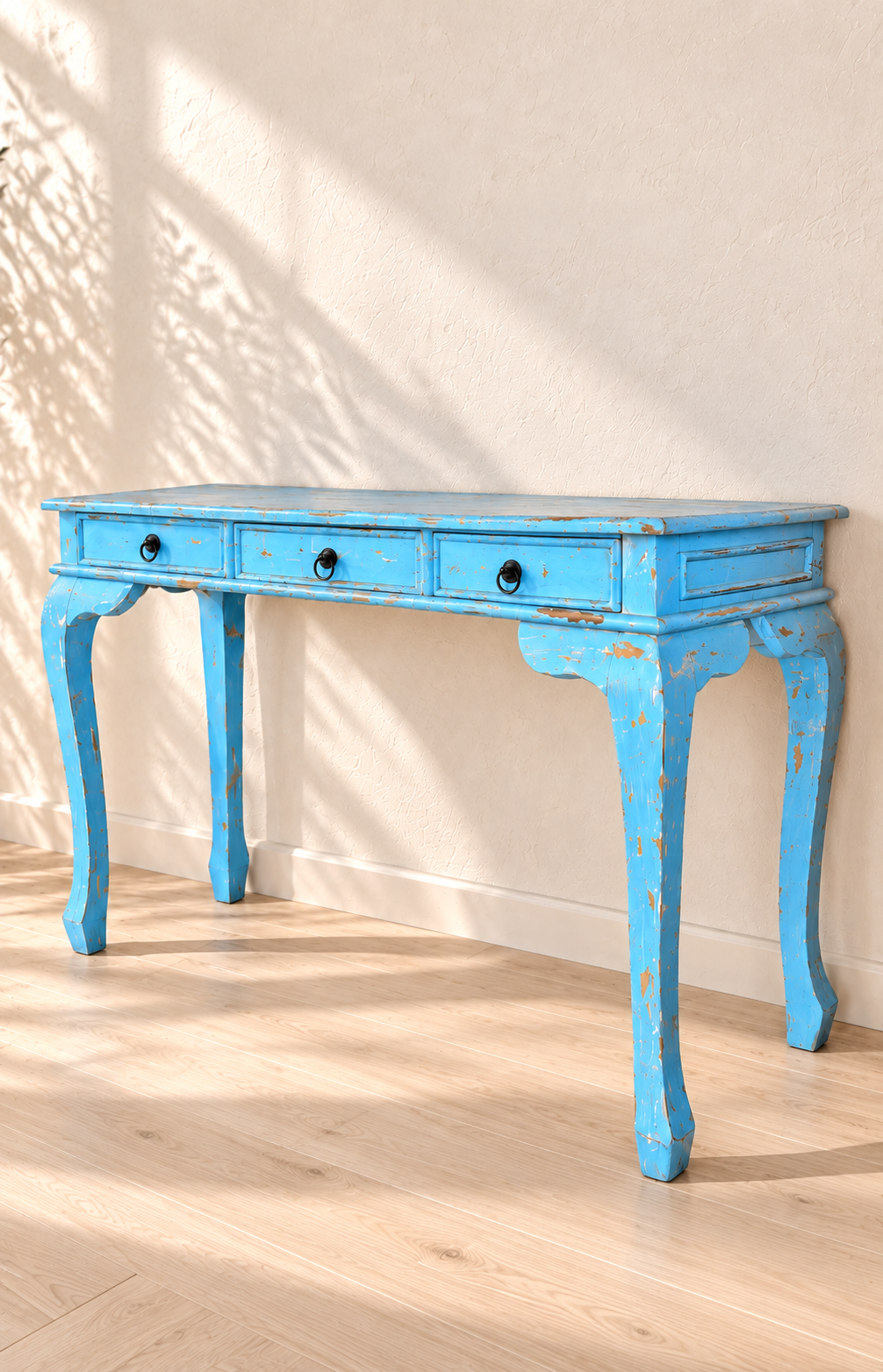 Console bleue patinée en bois massif avec trois tiroirs et pieds galbés