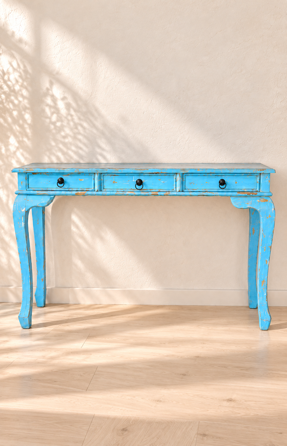 Console bleue en bois massif avec pieds galbés et finition turquoise vieillie